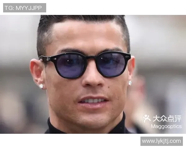 戴墨镜的足球女星展现独特魅力 足球场外的时尚与个性融合